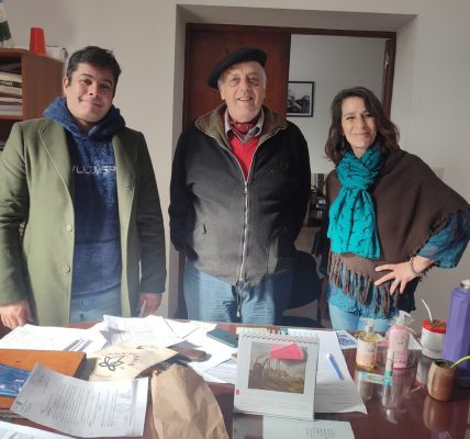 El presidente de la Confederación Cannábica, Leandro Ayala, el intendente de General Lavalle, José Rodríguez Ponte y la emprendedora Nadina Abraham que impulsa el proyecto