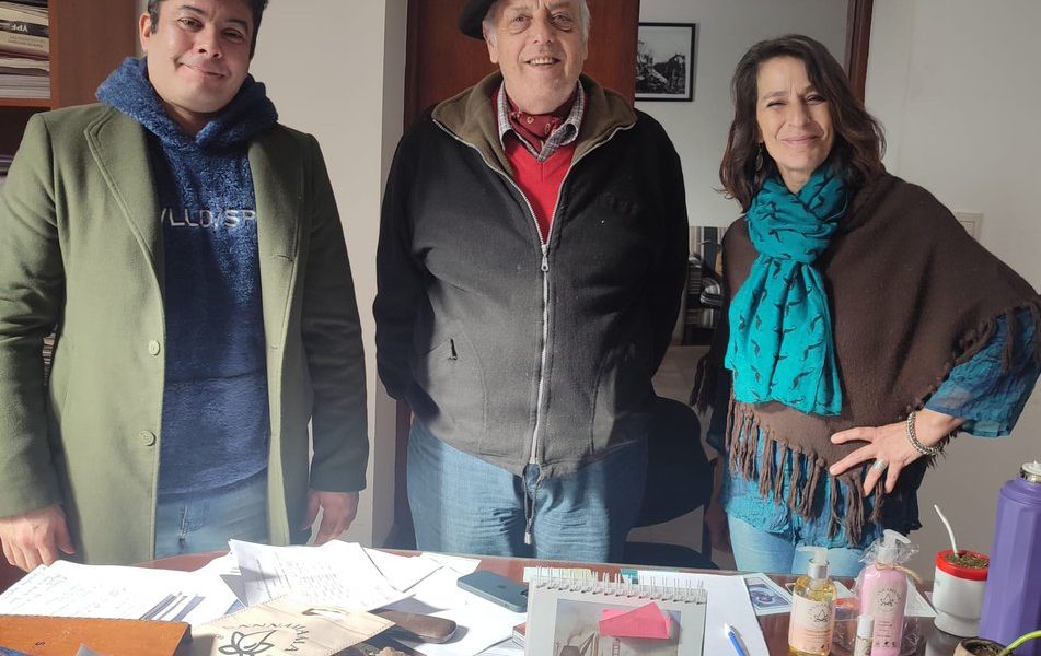 El presidente de la Confederación Cannábica, Leandro Ayala, el intendente de General Lavalle, José Rodríguez Ponte y la emprendedora Nadina Abraham que impulsa el proyecto